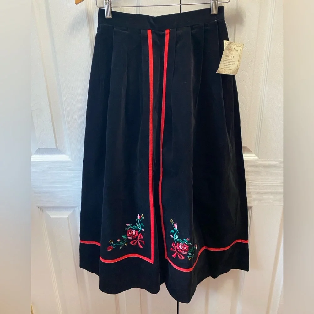 🆕 DEAD STOCK! VINTAGE SUSAN BRISTOL Black Velvet Embroidered Maxi Skirt 6 - Picture 1 of 9